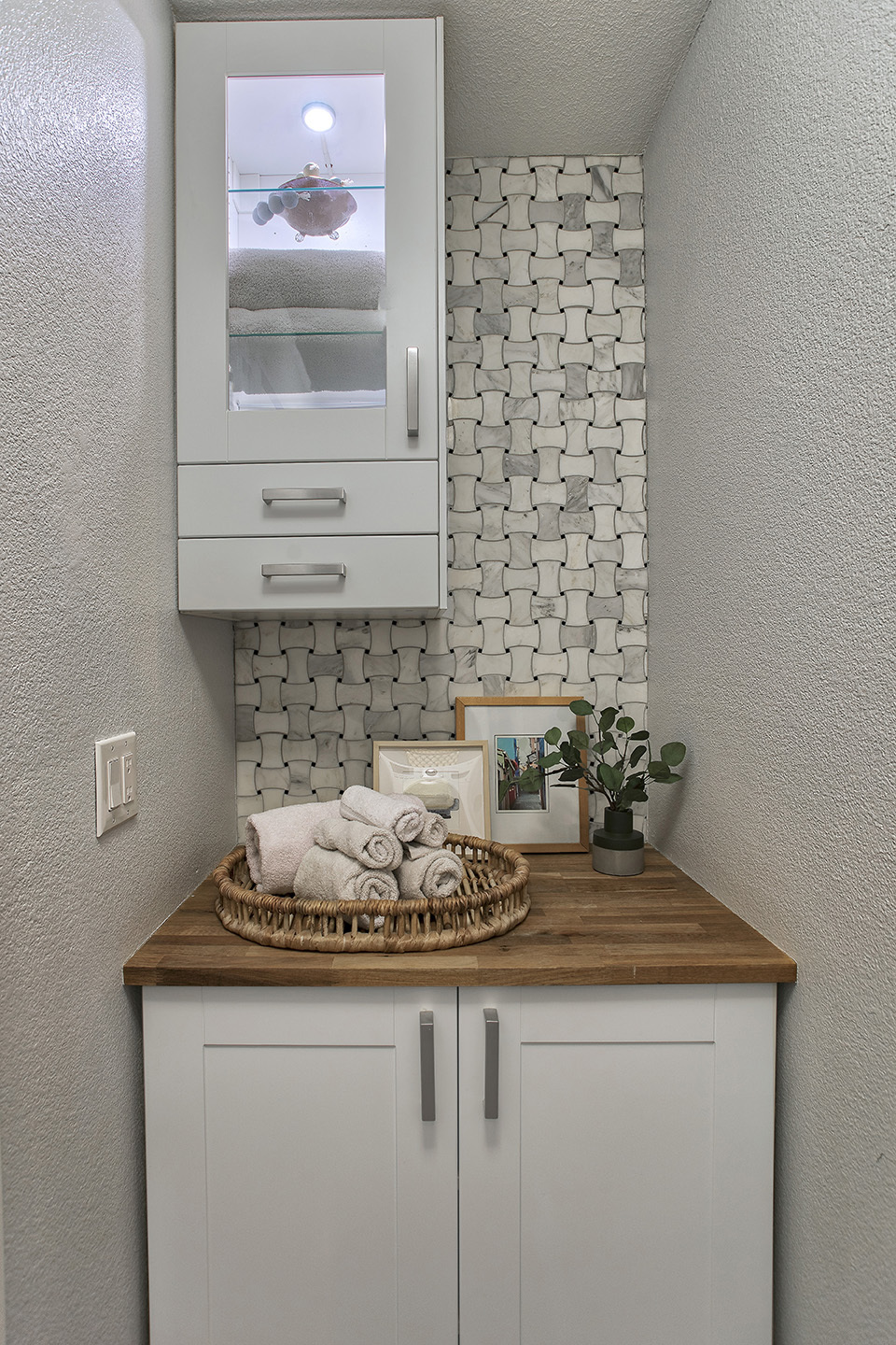 corner of spa style bathroom with spot for rolled towels