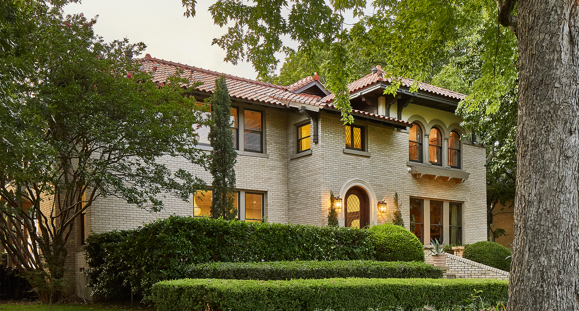 dallas-historic-swiss-avenue-home-remodel-exterior-feature-image