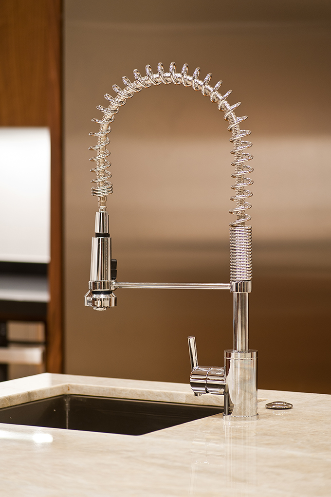 close up sink with extendable hose